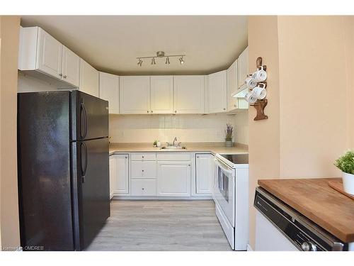 159-11 Queenslea Drive, Hamilton, ON - Indoor Photo Showing Kitchen