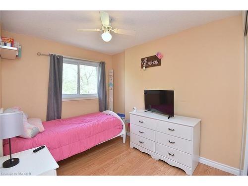 159-11 Queenslea Drive, Hamilton, ON - Indoor Photo Showing Bedroom