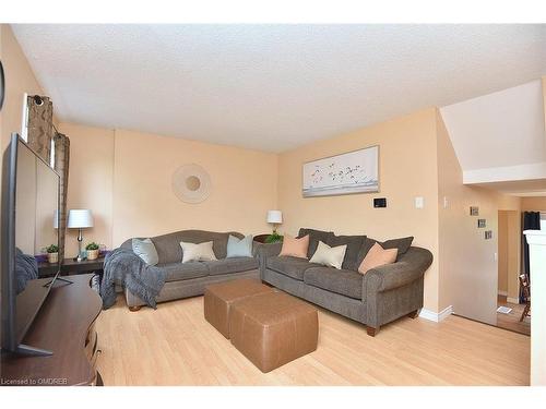 159-11 Queenslea Drive, Hamilton, ON - Indoor Photo Showing Living Room