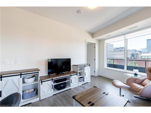 417-212 King William Street E, Hamilton, ON - Indoor Photo Showing Living Room