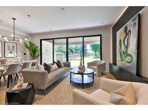 20 Broadview Avenue, Mississauga, ON - Indoor Photo Showing Living Room