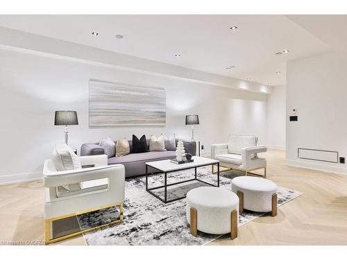 20 Broadview Avenue, Mississauga, ON - Indoor Photo Showing Living Room