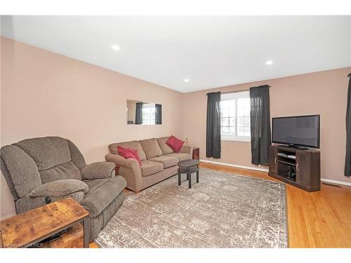 15 Ilford Court, Hamilton, ON - Indoor Photo Showing Living Room