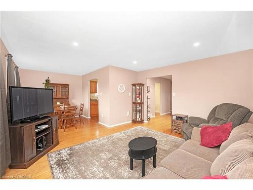 15 Ilford Court, Hamilton, ON - Indoor Photo Showing Living Room