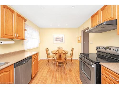 15 Ilford Court, Hamilton, ON - Indoor Photo Showing Kitchen