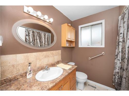 15 Ilford Court, Hamilton, ON - Indoor Photo Showing Bathroom