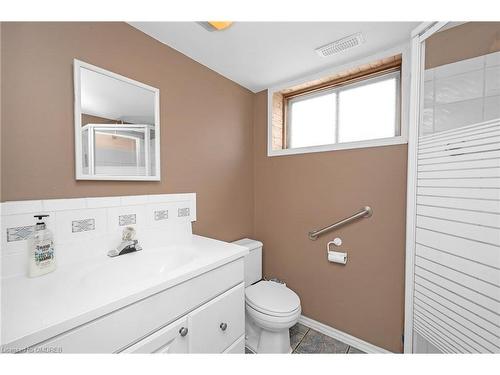 15 Ilford Court, Hamilton, ON - Indoor Photo Showing Bathroom