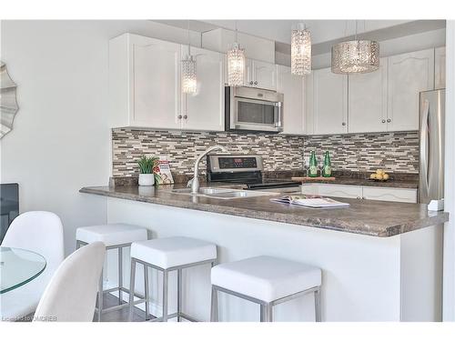 15-488 Yonge Street, Barrie, ON - Indoor Photo Showing Kitchen With Upgraded Kitchen