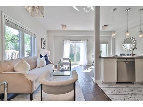 15-488 Yonge Street, Barrie, ON - Indoor Photo Showing Living Room