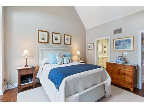 8-117 Nelson Street, Oakville, ON - Indoor Photo Showing Bedroom