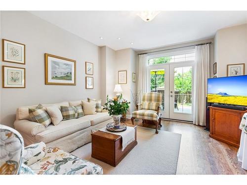 8-117 Nelson Street, Oakville, ON - Indoor Photo Showing Living Room