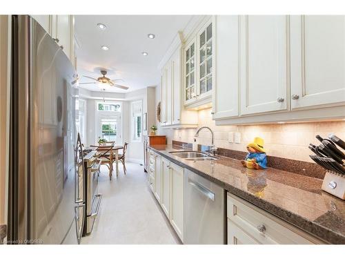 8-117 Nelson Street, Oakville, ON - Indoor Photo Showing Kitchen With Double Sink With Upgraded Kitchen