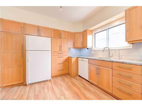 1033 Haig Boulevard, Mississauga, ON - Indoor Photo Showing Kitchen