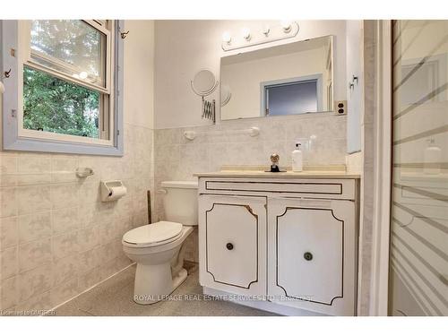 2022 Valens Road N, Hamilton, ON - Indoor Photo Showing Bathroom