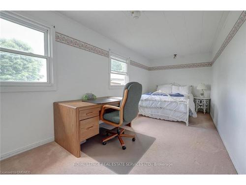 2022 Valens Road N, Hamilton, ON - Indoor Photo Showing Bedroom