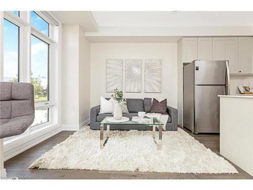 84-721 Lawrence Avenue West Avenue W, Toronto, ON - Indoor Photo Showing Living Room