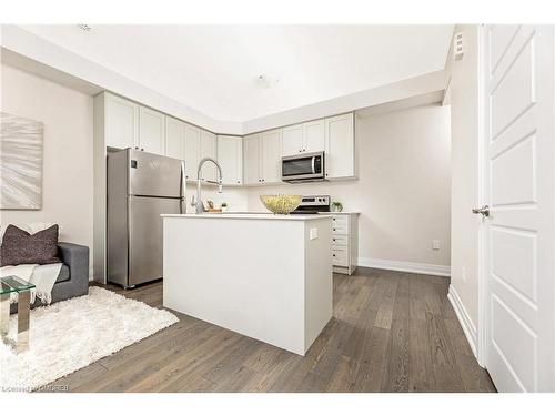 84-721 Lawrence Avenue West Avenue W, Toronto, ON - Indoor Photo Showing Kitchen