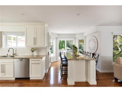 1038 Old Oak Drive, Oakville, ON - Indoor Photo Showing Kitchen With Upgraded Kitchen