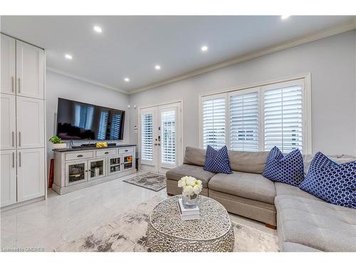 5488 Tenth Line W, Mississauga, ON - Indoor Photo Showing Living Room