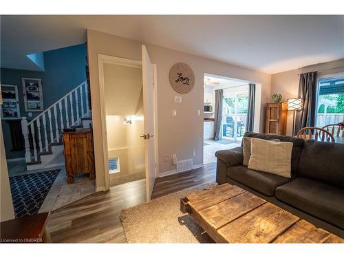 7657 Trackview Street, Niagara Falls, ON - Indoor Photo Showing Living Room