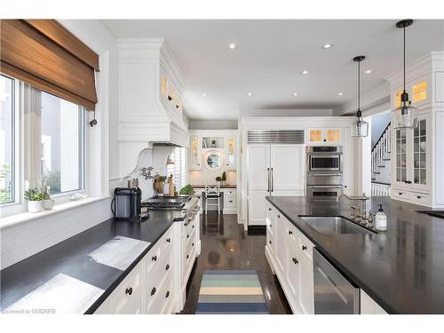 18 Holyrood Avenue, Oakville, ON - Indoor Photo Showing Kitchen With Upgraded Kitchen