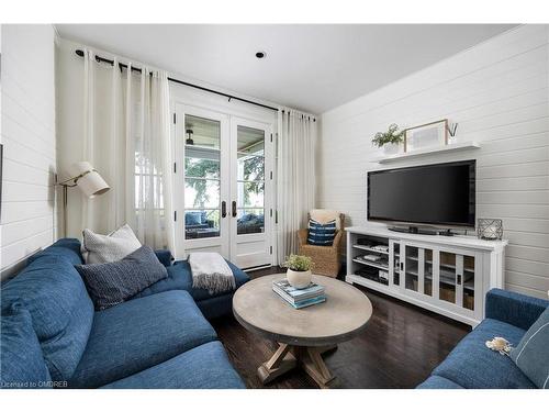 18 Holyrood Avenue, Oakville, ON - Indoor Photo Showing Living Room