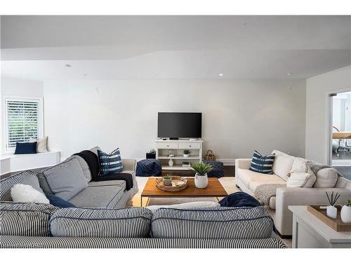 18 Holyrood Avenue, Oakville, ON - Indoor Photo Showing Living Room