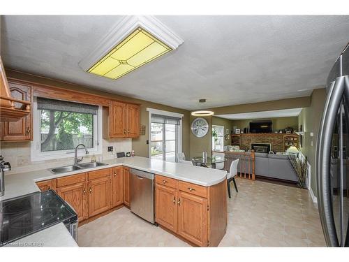 7102 Burbank Crescent, Niagara Falls, ON - Indoor Photo Showing Kitchen With Double Sink