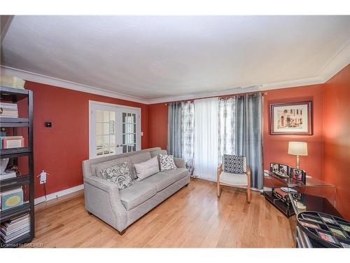 7102 Burbank Crescent, Niagara Falls, ON - Indoor Photo Showing Living Room