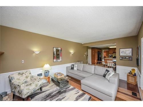 7102 Burbank Crescent, Niagara Falls, ON - Indoor Photo Showing Living Room