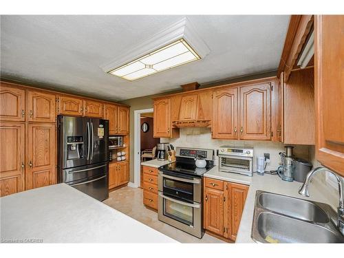 7102 Burbank Crescent, Niagara Falls, ON - Indoor Photo Showing Kitchen With Double Sink