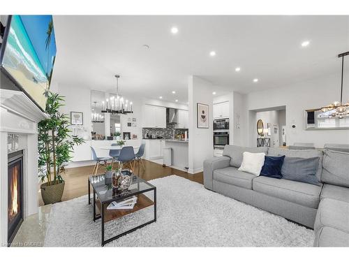 3895 Leonardo Street, Burlington, ON - Indoor Photo Showing Living Room