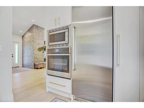 1569 Crediton Parkway, Mississauga, ON - Indoor Photo Showing Kitchen