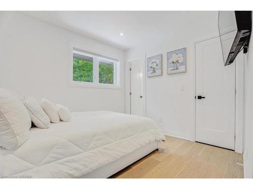 1569 Crediton Parkway, Mississauga, ON - Indoor Photo Showing Bedroom