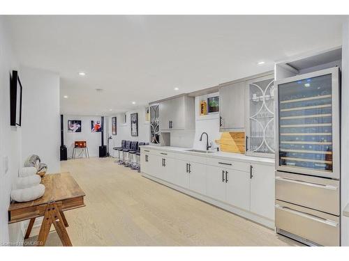 1569 Crediton Parkway, Mississauga, ON - Indoor Photo Showing Kitchen