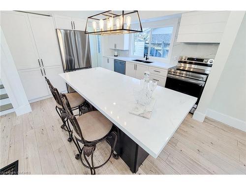 602 Jennifer Crescent, Burlington, ON - Indoor Photo Showing Kitchen With Double Sink