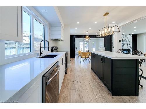 602 Jennifer Crescent, Burlington, ON - Indoor Photo Showing Kitchen With Double Sink With Upgraded Kitchen