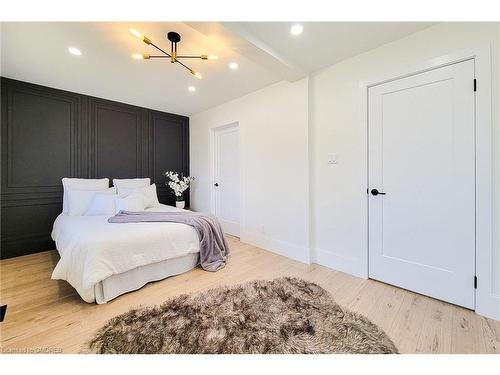 602 Jennifer Crescent, Burlington, ON - Indoor Photo Showing Bedroom