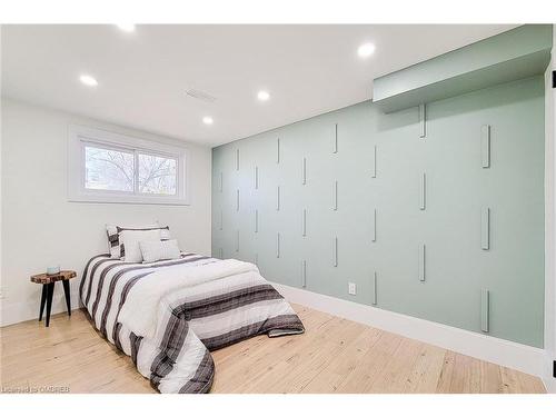 602 Jennifer Crescent, Burlington, ON - Indoor Photo Showing Bedroom