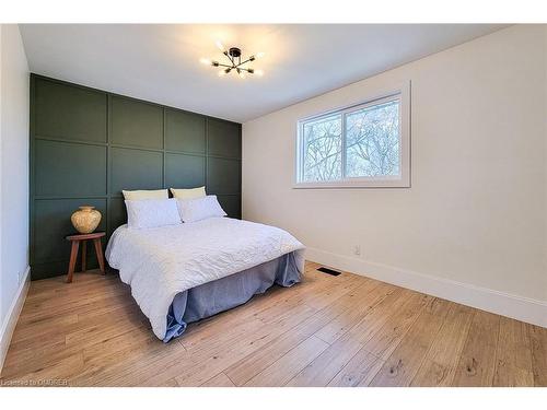 602 Jennifer Crescent, Burlington, ON - Indoor Photo Showing Bedroom