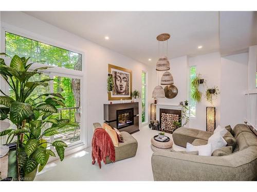 1-1250 Marlborough Court, Oakville, ON - Indoor Photo Showing Living Room With Fireplace