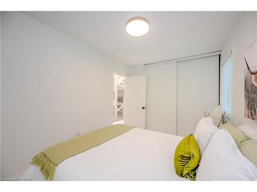 1-1250 Marlborough Court, Oakville, ON - Indoor Photo Showing Bedroom