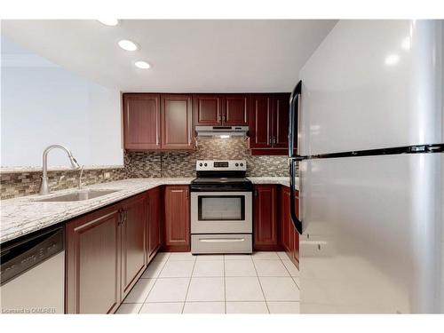 305-5194 Lakeshore Road, Burlington, ON - Indoor Photo Showing Kitchen