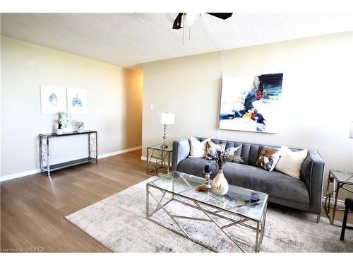 901-81 Millside Drive, Milton, ON - Indoor Photo Showing Living Room