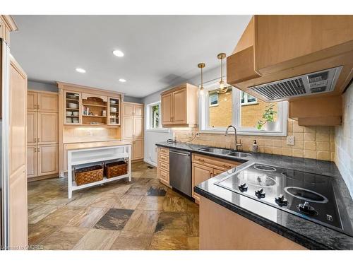 424 Targa Road, Mississauga, ON - Indoor Photo Showing Kitchen With Double Sink