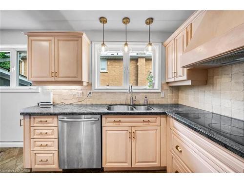 424 Targa Road, Mississauga, ON - Indoor Photo Showing Kitchen With Double Sink