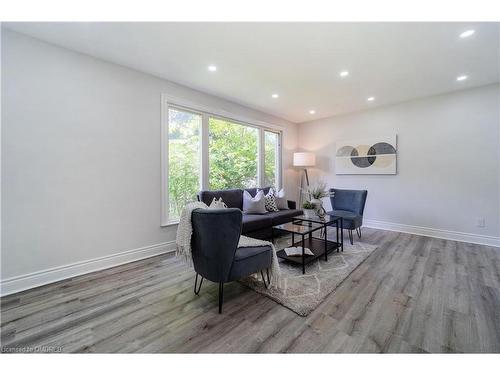 2682 Truscott Drive, Mississauga, ON - Indoor Photo Showing Living Room