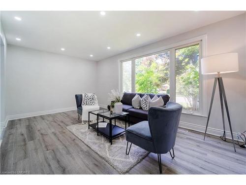 2682 Truscott Drive, Mississauga, ON - Indoor Photo Showing Living Room