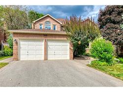 566 Blenheim Crescent  Oakville, ON L6J 6P4