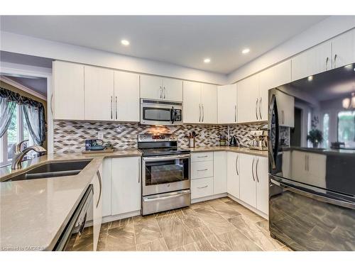 566 Blenheim Crescent, Oakville, ON - Indoor Photo Showing Kitchen With Double Sink With Upgraded Kitchen